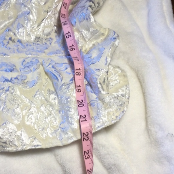 ⭐️ Forever21 Cream Metallic Silver Floral Print Short Short sleeve Blouse - Picture 7 of 11